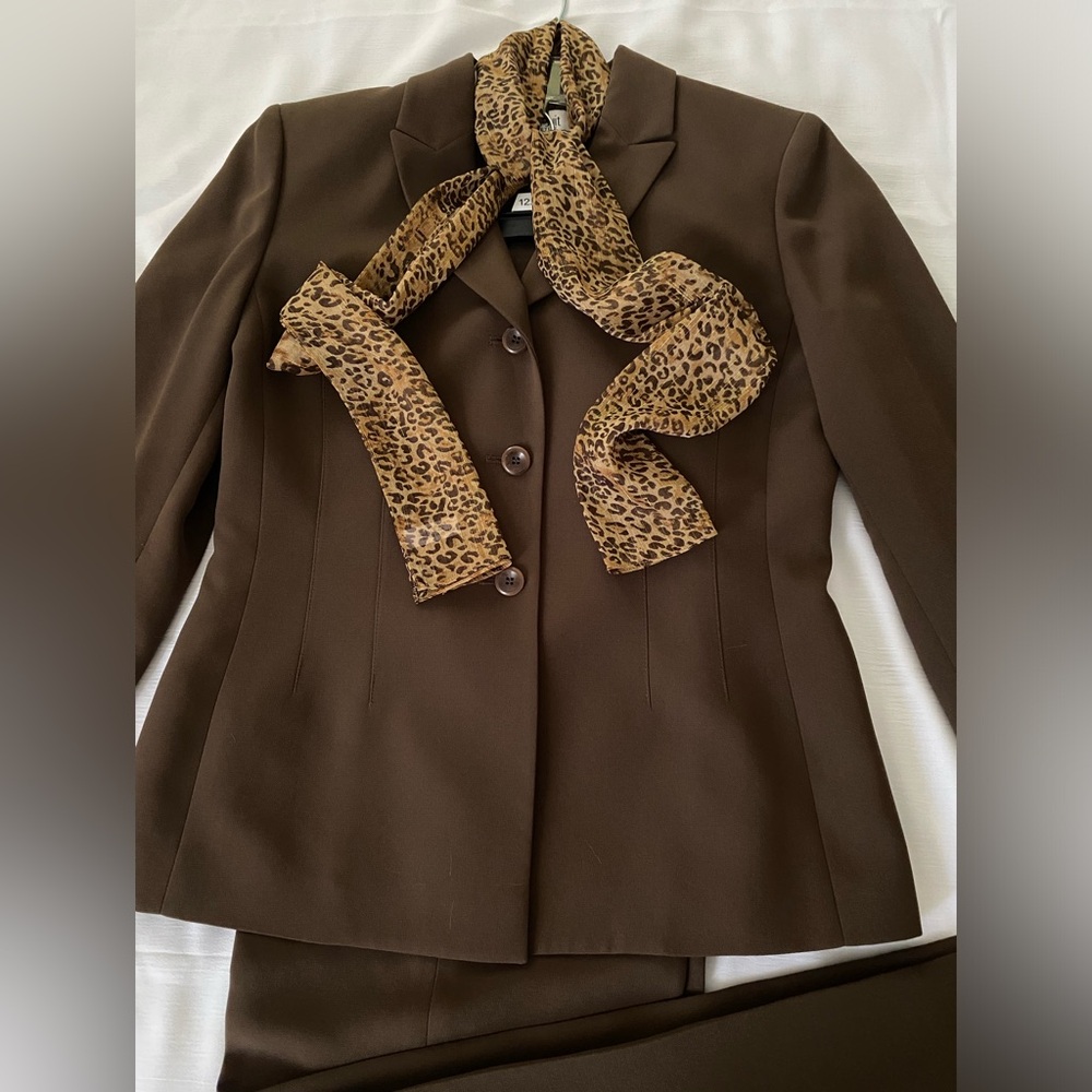 Petite pants suit with scarf - Picture 3 of 16